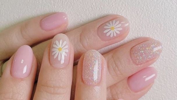 unas-con-gelish-natural-sin-color-con-diseno-de-flor-5