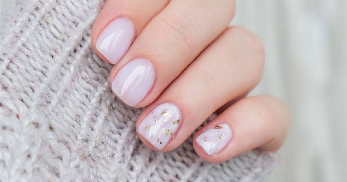 unas-con-gelish-natural-sin-color-con-diseno-de-flor-7