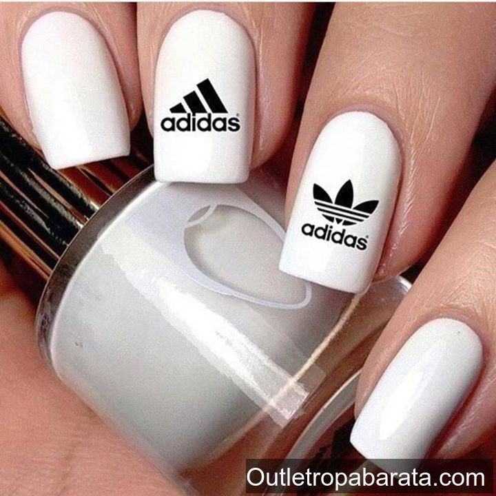 unas-de-acrilico-co-n-diseno-de-adida-2