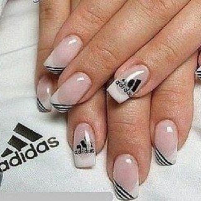 unas-de-acrilico-co-n-diseno-de-adida-7