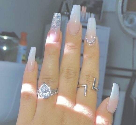 unas-de-acrilico-con-diseno-encaje-en-blanco-o-cremita-2