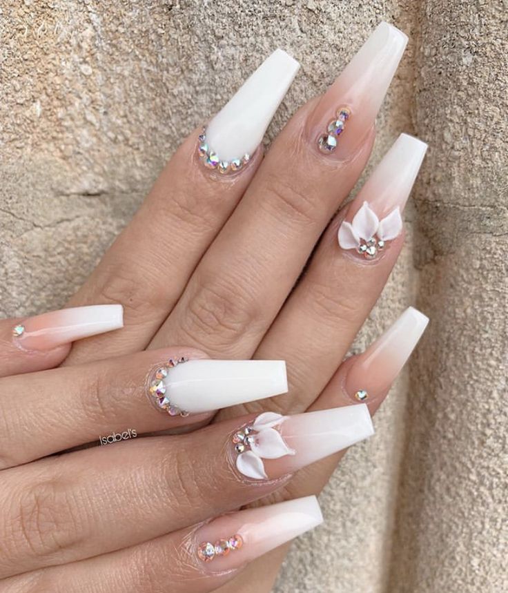 unas-de-acrilico-con-diseno-encaje-en-blanco-o-cremita-3