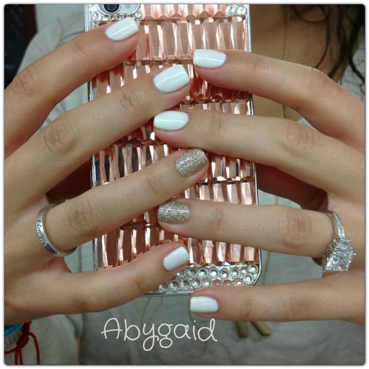 unas-de-gelish-blanco-con-diseno-dorado-2
