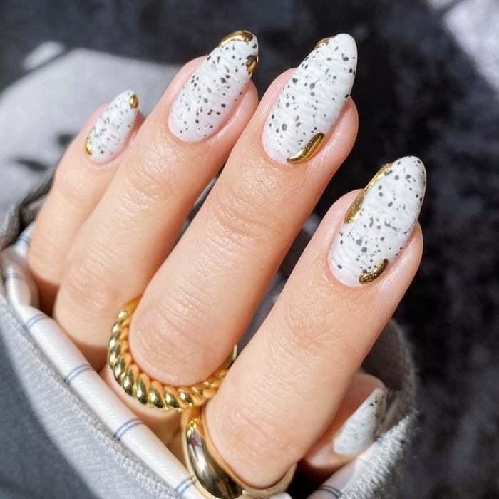 unas-de-gelish-blanco-con-diseno-dorado-5