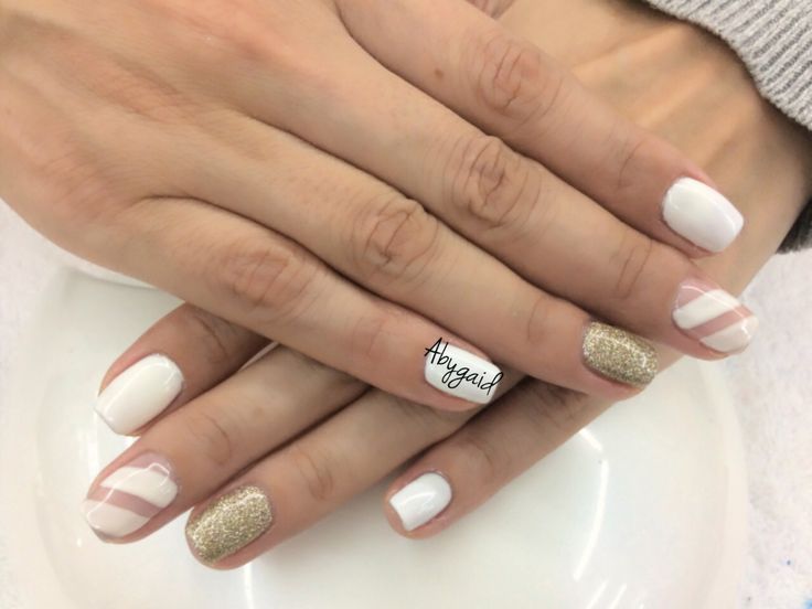 unas-de-gelish-blanco-con-diseno-dorado-6