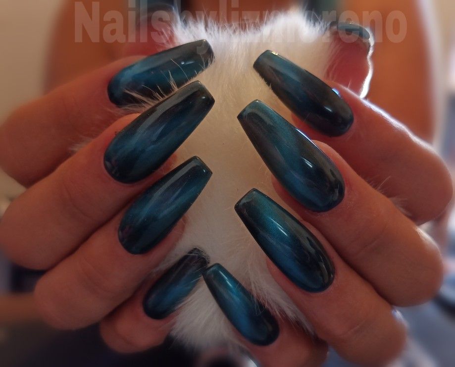 unas-disenos-ojo-de-gato-azul-1