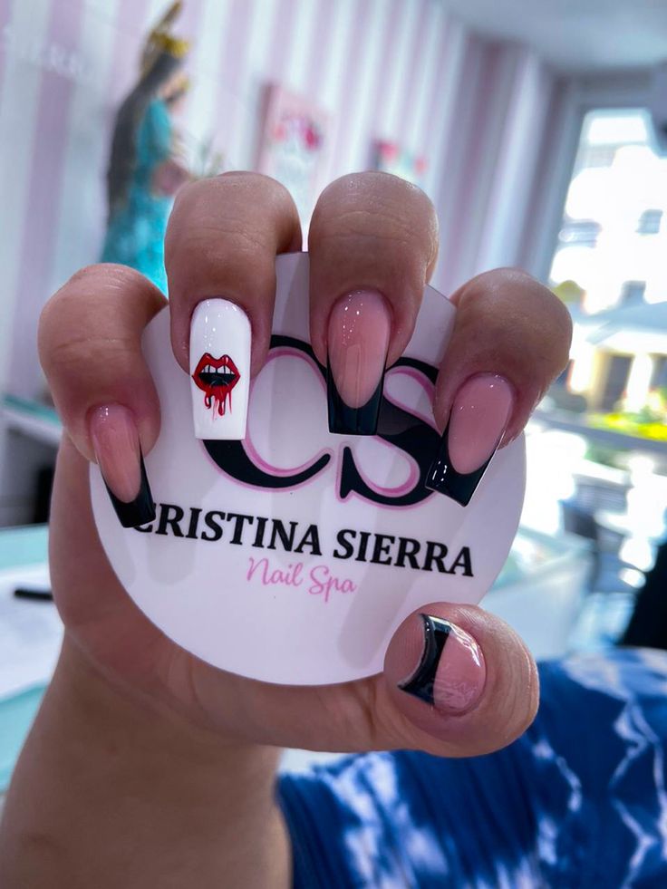 unas-grises-con-un-labio-de-diseno-5